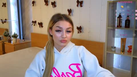 ellamilla online show from 12/24/24, 08:33