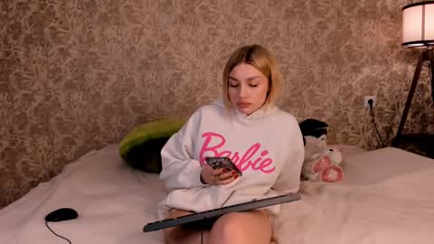 ellamilla online show from 03/04/25, 10:49