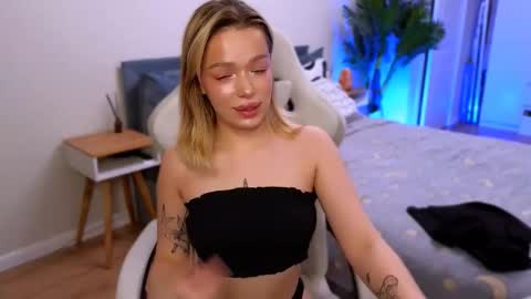 Ella online show from 12/18/25, 05:24