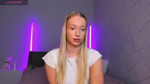 Snapshot of elldiana chatting on 06/19/26, 02:49 elldiana online show from 06/19/26, 02:49