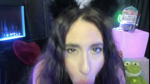 ELLE online show from 02/14/25, 10:14