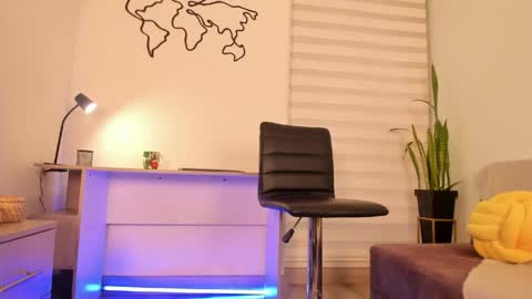 Snapshot of elle_lane chatting on 05/18/26, 11:10 Elle online show from 05/18/26, 11:10