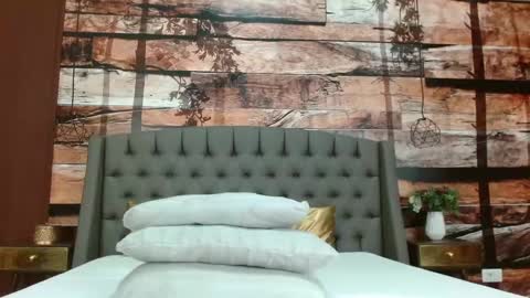 Snapshot of elle_luv chatting on 02/09/25, 05:40 Elle online show from 02/09/25, 05:40