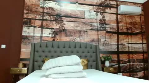 Snapshot of elle_luv chatting on 02/25/25, 06:36 Elle online show from 02/25/25, 06:36