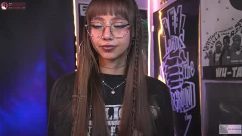 Snapshot of elle_uwu chatting on 01/17/25, 04:49 follow me on instagram . online show from 01/17/25, 04:49