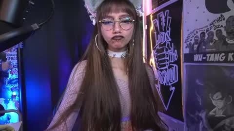 Snapshot of elle_uwu chatting on 02/22/25, 01:11 follow me on instagram . online show from 02/22/25, 01:11