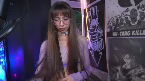 Snapshot of elle_uwu chatting on 02/22/25, 04:18 follow me on instagram . online show from 02/22/25, 04:18