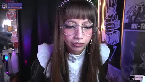 Snapshot of elle_uwu chatting on 09/17/25, 02:52 follow me on instagram . online show from 09/17/25, 02:52