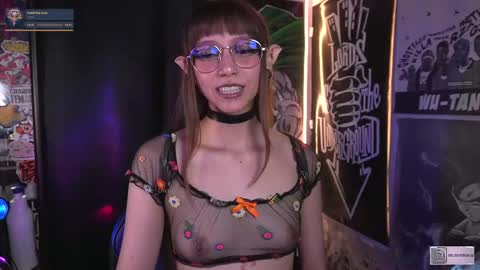 Snapshot of elle_uwu chatting on 09/22/25, 05:37 follow me on instagram . online show from 09/22/25, 05:37