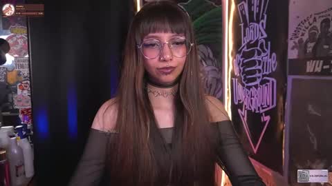 Snapshot of elle_uwu chatting on 10/21/25, 07:36 follow me on instagram . online show from 10/21/25, 07:36