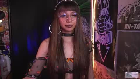 Snapshot of elle_uwu chatting on 10/22/25, 03:23 follow me on instagram . online show from 10/22/25, 03:23