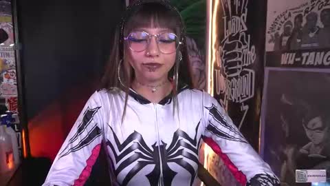 Snapshot of elle_uwu chatting on 10/24/25, 02:46 follow me on instagram . online show from 10/24/25, 02:46