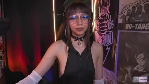 Snapshot of elle_uwu chatting on 10/27/25, 04:33 follow me on instagram . online show from 10/27/25, 04:33