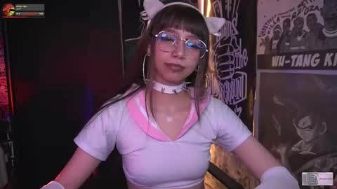 Snapshot of elle_uwu chatting on 11/07/25, 03:01 follow me on instagram . online show from 11/07/25, 03:01