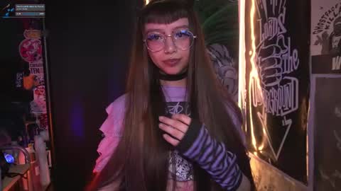 Snapshot of elle_uwu chatting on 11/13/25, 03:00 follow me on instagram . online show from 11/13/25, 03:00