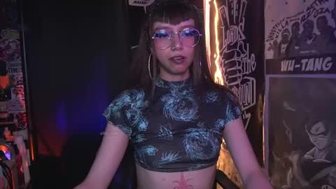 Snapshot of elle_uwu chatting on 11/15/25, 03:08 follow me on instagram . online show from 11/15/25, 03:08