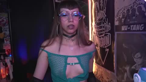 Snapshot of elle_uwu chatting on 11/16/25, 05:51 follow me on instagram . online show from 11/16/25, 05:51