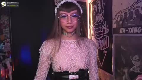 Snapshot of elle_uwu chatting on 11/18/25, 03:49 follow me on instagram . online show from 11/18/25, 03:49