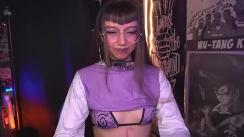 Snapshot of elle_uwu chatting on 11/19/25, 01:33 follow me on instagram . online show from 11/19/25, 01:33