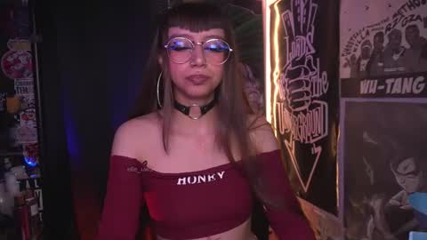 Snapshot of elle_uwu chatting on 11/24/25, 08:36 follow me on instagram . online show from 11/24/25, 08:36