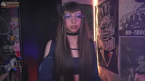 Snapshot of elle_uwu chatting on 11/30/25, 04:00 follow me on instagram . online show from 11/30/25, 04:00