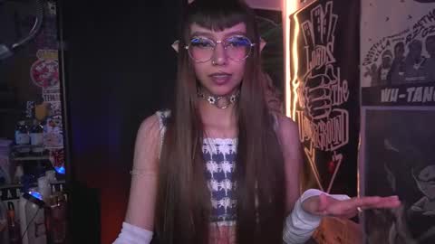 Snapshot of elle_uwu chatting on 12/01/25, 03:39 follow me on instagram . online show from 12/01/25, 03:39