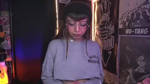 Snapshot of elle_uwu chatting on 12/04/25, 09:18 follow me on instagram . online show from 12/04/25, 09:18