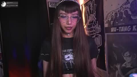 Snapshot of elle_uwu chatting on 12/17/25, 12:22 follow me on instagram . online show from 12/17/25, 12:22