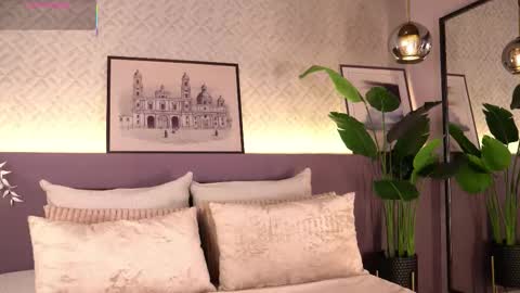 Snapshot of ellediane chatting on 12/22/25, 10:29 Elle Diane online show from 12/22/25, 10:29