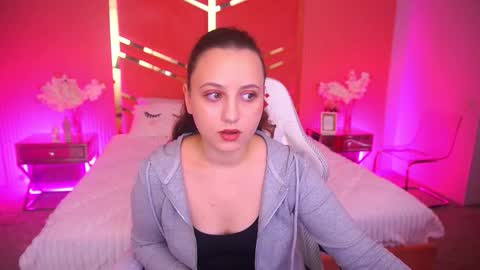 Snapshot of elleebloom chatting on 11/03/25, 02:29 elleebloom online show from 11/03/25, 02:29