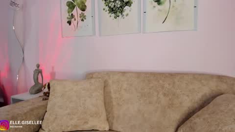 Snapshot of ellegisellee chatting on 03/12/25, 01:14 Yiss online show from 03/12/25, 01:14