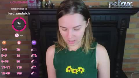 Snapshot of ellie_babyy chatting on 07/25/26, 08:45 Ellie online show from 07/25/26, 08:45