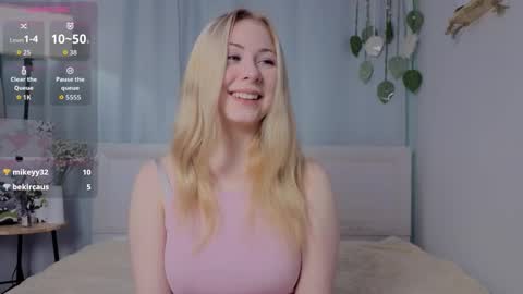 Snapshot of ellie_hollow chatting on 01/11/26, 09:25 Ellie online show from 01/11/26, 09:25