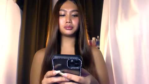 Snapshot of elliecummers chatting on 05/17/26, 01:36 ellie online show from 05/17/26, 01:36