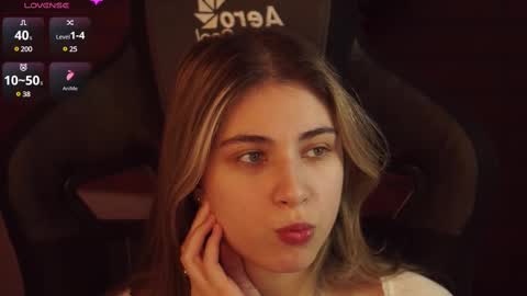 Snapshot of elliecutes chatting on 02/18/25, 12:06 elliecutes online show from 02/18/25, 12:06