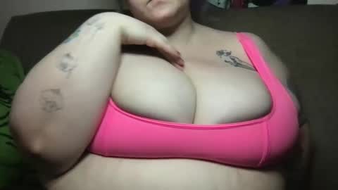 Snapshot of ellielouise11 chatting on 02/22/25, 11:03 Ellie Louise online show from 02/22/25, 11:03