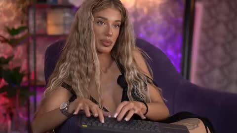 Snapshot of ellieredd chatting on 09/11/25, 07:08 Ellie online show from 09/11/25, 07:08