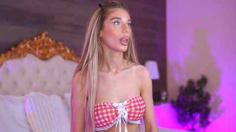 Snapshot of ellieredd chatting on 09/24/25, 06:39 Ellie online show from 09/24/25, 06:39