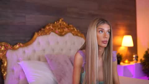 Snapshot of ellieredd chatting on 10/13/25, 08:58 Ellie online show from 10/13/25, 08:58