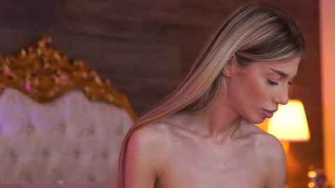 Snapshot of ellieredd chatting on 10/15/25, 08:58 Ellie online show from 10/15/25, 08:58