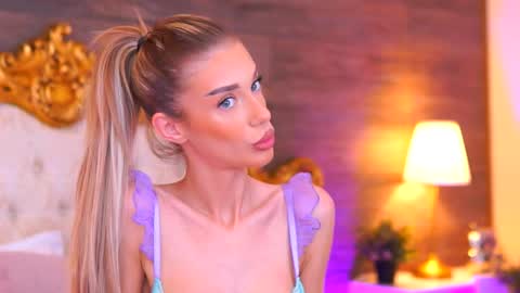 Snapshot of ellieredd chatting on 10/17/25, 09:01 Ellie online show from 10/17/25, 09:01