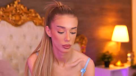 Snapshot of ellieredd chatting on 10/20/25, 08:59 Ellie online show from 10/20/25, 08:59