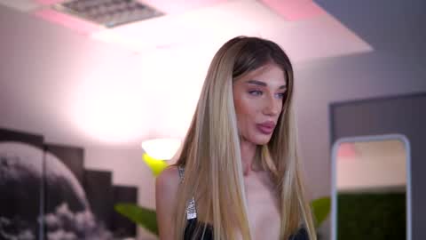 Snapshot of ellieredd chatting on 12/02/25, 06:58 Ellie online show from 12/02/25, 06:58