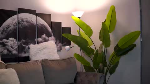 Snapshot of ellieredd chatting on 12/14/25, 07:07 Ellie online show from 12/14/25, 07:07