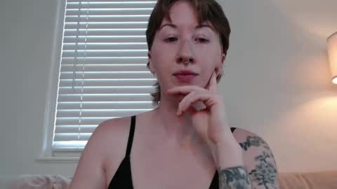 Snapshot of ellierowyn chatting on 10/04/25, 08:51 Ellie Rowyn online show from 10/04/25, 08:51