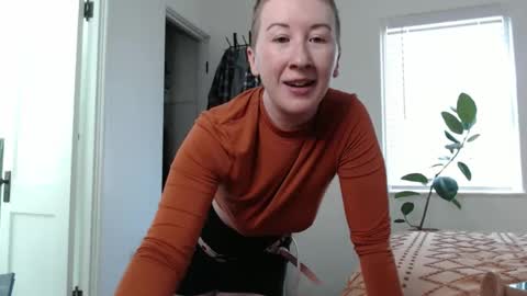 Snapshot of ellierowyn chatting on 11/12/25, 08:52 Ellie Rowyn online show from 11/12/25, 08:52