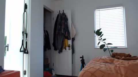 Snapshot of ellierowyn chatting on 12/17/25, 06:58 Ellie Rowyn online show from 12/17/25, 06:58