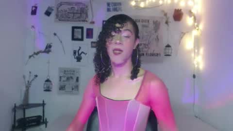 Snapshot of ellis_flowers chatting on 10/04/25, 06:06  . online show from 10/04/25, 06:06