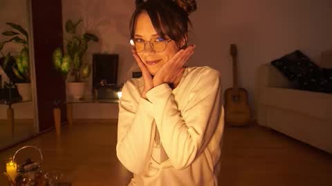 Snapshot of elly_fry chatting on 10/01/25, 06:25 Art Place online show from 10/01/25, 06:25