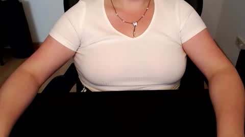 Snapshot of elly_petite chatting on 06/04/26, 02:23 Elly online show from 06/04/26, 02:23